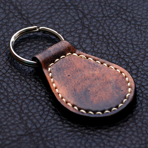 Llavero Abridor de Botellas de Cuero Genuino Vintage Personalizado con Nombre Grabado, Regalo Premium de Navidad para Él o Ella - Product Image 5