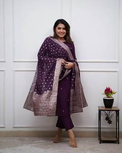 Conjunto de Kurta y Palazzo de Seda Banarasi Morada para Mujer con Dupatta de Tejido Pesado, Ropa Étnica Premium para Fiestas, Atuendo Moderno de Verano - Product Image 4