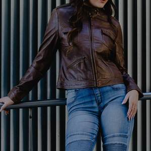 Nuevas chaquetas de mujer con cremallera marrón y logotipo personalizado RTS, chaqueta vintage para invierno, abrigos de cuero elegantes, estilo bomber, ropa urbana. - Product Image 3