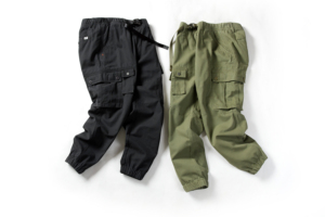 Pantalon cargo noir pour homme, taille élastique avec cordon de serrage, plusieurs poches, style workwear, toile mi-lourde, pour l'automne - Product Image 4