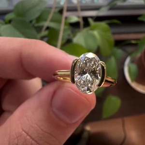 Anillo de Diamante Cultivado en Laboratorio con Corte Ovalado de Diseño de Lujo, Engastado en Media Bisel, con Oro Amarillo de 14K, con Certificado IGI y Claridad VVS - Product Image 3