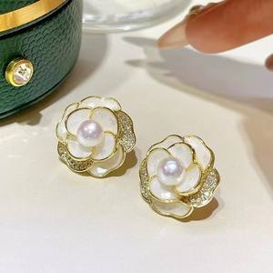 Boucles d'oreilles vintage classiques en perles d'eau douce de 6 à 7 mm, forme de fleur de camélia tridimensionnelle, argent pur - Product Image 3