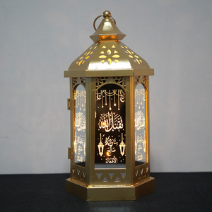 Farol de aspecto elegante con paneles de vidrio esmerilado y diseño de recortes intrincados para decoración del hogar, portavelas decorativo. - Product Image 6