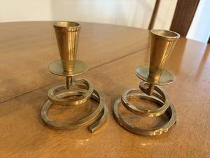 Porte-bougie en métal qui rehausse n'importe quel espace avec une touche raffinée et élégante tout en offrant un support fiable pour les bougies. - Product Image 4