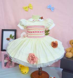 Robe pour bébé fille brodée à la main avec des manches bouffantes |   Robe de fête classique en coton smocké |   Robe pour tout-petits en gros OEM pour boutiques - Product Image 1