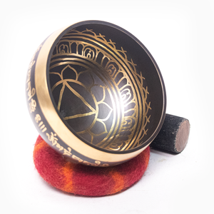 Ensemble de bols chantants tibétains faits à la main pour le chakra Manipura (Plexus Solaire), en laiton bronze foncé, pour la guérison sonore et la méditation, vente en gros - Product Image 3