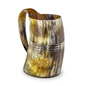 Jarra de Cuerno Vikinga Natural Hecha a Mano con Detalles Tallados y Base de Madera, Auténtica Jarra Medieval para Cerveza y Sidra - Product Image 1
