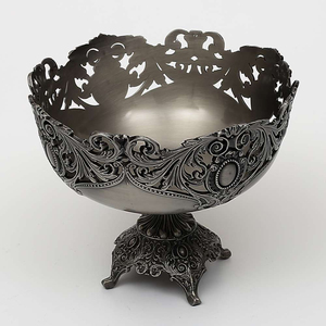 Hermoso Tazón de Metal Hecho a Mano con Diseño Tallado Vintage, Base para Servir Alimentos, Decorativo para Fiestas, a un Precio Impresionante - Product Image 1