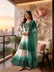 Ensemble prêt-à-porter entièrement cousu : Haut en georgette à étoiles bicolore avec broderie de designer, pantalon palazzo et dupatta - Product Image 3