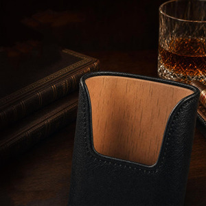 Estuche de cuero ejecutivo para cigarros con organizador integrado y cortador integrado para profesionales que buscan cigarros de primera calidad. - Product Image 2