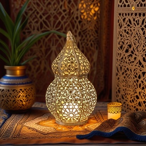 Lanterne marocaine en métal doré captivante avec un design ajouré complexe, porte-bougie décoratif pour la décoration de la maison pendant le Ramadan - Product Image 2