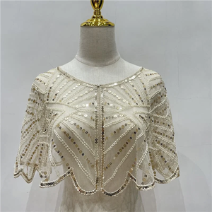 Cape d'épaule de luxe argentée, perlée à la main, avec longues franges à pampilles et broderies complexes, pour scène nuptiale ou stylisation mode - Product Image 3