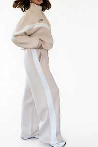 Conjunto Deportivo 2 en 1 para Mujer, Color Beige y Blanco con Bloques de Color Estampados, Cuello Alto, Corte Holgado, Manga Larga, Pantalones Largos, Estilo Deportivo - Product Image 4
