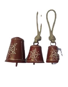 Cloches de Noël en métal au fini moderne - Décorations suspendues pour l'arbre, taille et couleur personnalisables - Product Image 1