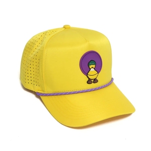 Casquettes de golf haute performance en gros avec trous découpés au laser, 5 panneaux, logo personnalisé en PVC caoutchouc, logo latéral, corde torsadée personnalisée - Product Image 3
