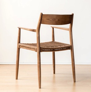 Chaise en bois massif artisanale avec assise en tissage naturel, style scandinave minimaliste, pour restaurants et projets d'aménagement intérieur - Product Image 4