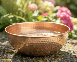 Bol à eau pour oiseaux en cuivre de qualité supérieure, mangeoire durable en cuivre avec base à picots, décoration de jardin, patio, cour pour l'extérieur et la maison - Product Image 4