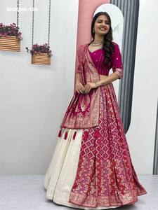 Magnifique Saree en Soie Jacquard Douce avec Motif Géométrique Tissé, Ensemble 3 Pièces avec Blouse et Lehenga - Saree Love - Product Image 3