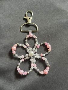 Porte-clés unique brodé à la main avec des perles, artisanat de qualité supérieure pour sacs et porte-clés - Product Image 5