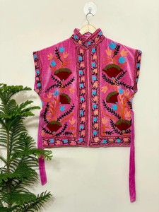 Chaleco Suzani de terciopelo hecho a mano, chaqueta boho bordada, chaleco sin mangas para mujer - Product Image 4