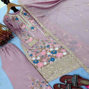 Conjunto VASTRA COTTAGE de Top y Pantalones Plazzo de Seda Chinon Pesada, Bordado, Completamente Cosido, con Mangas Largas y Dupatta Hecho a Mano - Product Image 1