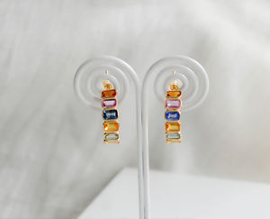 Hermosos Pendientes de Media Aro con Zafiros Naturales Multicolor Corte Esmeralda en Oro de 14K, Modelo Spectrum Arc - Product Image 2