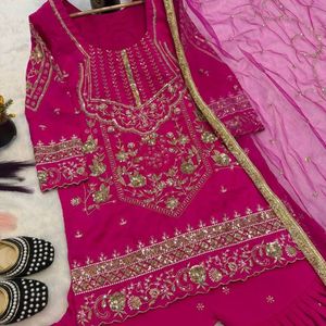 Ensemble de robe Sharara en soie Sindoor de créateur, orné de broderies de sequins, est un choix idéal pour les mariages et les festivals. - Product Image 3
