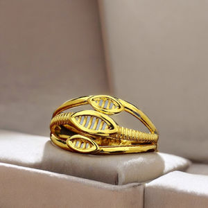 แหวนทองทรงวงรีแบบซ้อนชั้น |   ดีไซน์แถบตรงกลางแบบมีลาย |   ทองคำแท้สีเหลือง น้ำหนัก 2.760 กรัม ดีไซน์ทันสมัย - Product Image 4