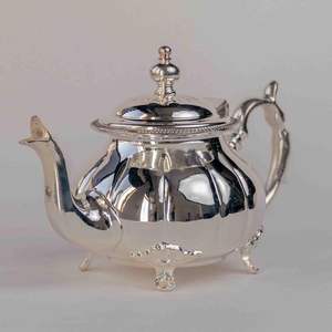 Cafetera Árabe con Acabado Bronce y Asa, Ofrece Encanto Decorativo y Uso Práctico para Amantes del Café y Coleccionistas - Product Image 6