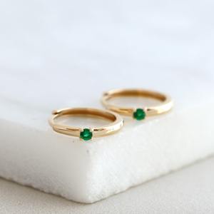 Pendientes de Aro Huggie de Esmeralda en Oro Blanco Sólido de 14K, Piedra de Nacimiento de Mayo, Joyería Minimalista y Delicada, Regalo para Mujeres y Niñas, Fiesta - Product Image 2