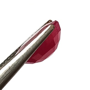 Pierre précieuse naturelle en rubis africain de 4,0 carats, taille ovale, facettée, non montée - Product Image 4