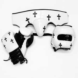 Conjunto de Boxeo Elegante con Cruz Cristiana de Calidad Premium para Venta al por Mayor, que incluye Guantes de Boxeo de Cuero de Piel de Vaca, Protector de Cabeza y Protector Inguinal - Product Image 1