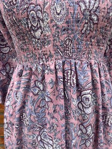 เดรสยาวทรงเอ ปักลายดอกไม้ งานพิมพ์บล็อกด้วยมือ เป็นมิตรต่อสิ่งแวดล้อม ผ้าฝ้าย 100% ชายกระโปรงไม่สมมาตร แขนยาว - Product Image 3