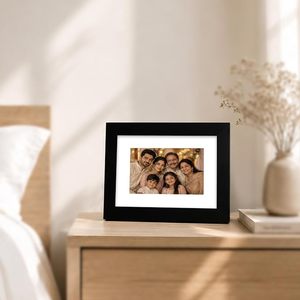 Cadre photo en bois minimaliste rectangulaire vertical noir durable fait main pour table, impression numérique moderne, décor couleur pleine. - Product Image 1