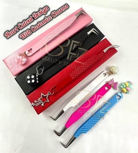 Pinzas para Pestañas de Acero Inoxidable con Punta de Fibra de Precisión, Antideslizantes, con Dijes, Diseño Colorido en Rosa, Azul, Blanco, Rojo y Negro - Product Image 5
