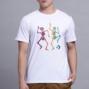 T-shirt blanc à manches courtes pour homme avec imprimé squelettes dansants colorés, col rond, style décontracté, coupe classique, tissu jersey 100% coton - Product Image 1