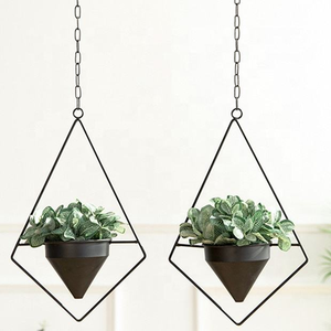 Pot de fleurs suspendu en métal noir avec doublure en fibre de coco, design rustique pour montage mural, plantes d'intérieur et d'extérieur - Product Image 3