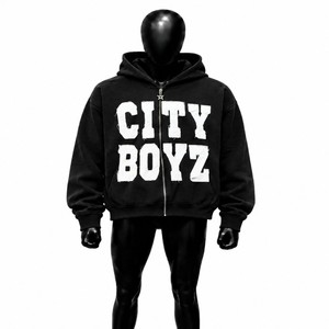 Sudadera con capucha negra City Boyz con cremallera, estilo urbano oversize, estampado gráfico, diseño de letras desgastadas, moda urbana para hombre - Product Image 1