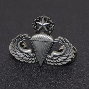 Insignias de Alta Calidad en Metal Plateado, Grabadas con Técnica de Esmalte Duro, para Venta al Por Mayor - Product Image 3