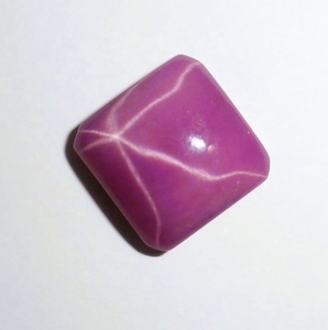 Rubis Étoilé Rouge Carré 11x11 mm 9,5 Carats Créé en Laboratoire Poli Opaque Cabochon avec Effet Étoile à 6 Branches pour la Fabrication de Bijoux - Product Image 3