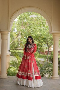 Collection de Lehenga Choli traditionnels indiens pour femmes, design ethnique, imprimé Bandhani, style Kutchi, pour occasions spéciales. - Product Image 4