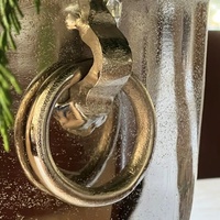 Seau à champagne antique en argent avec poignées en anneau, refroidisseur à vin vintage en métal, seau à glace de luxe sur piédestal pour la décoration de bars et d'hôtels