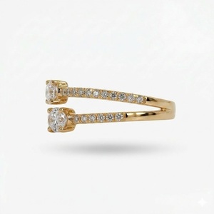 Bague de fiançailles unique en or jaune 18 carats avec deux diamants ovales de laboratoire couleur E VVS2 0,73 carat, sertis en bypass, pour empilage - Product Image 4