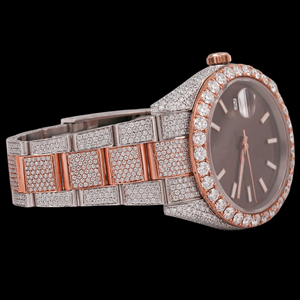 Montre de luxe bicolore en or rose et argent avec cadran brun cristal, lunette sertie de diamants Moissanite et affichage de la date - Product Image 3