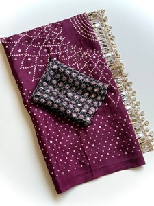 ผ้าไหมเครปเนื้อนุ่มพรีเมียม Reglance สำหรับผู้หญิง ลาย Chakra Bandhani Ajrak พร้อมลายปักกระจกและลูกไม้ เหมาะสำหรับงานแต่งงาน งาน Diwali และโอกาสพิเศษ - Product Image 1