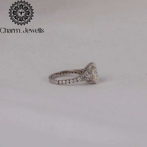 Bague de fiançailles pour femme en moissanite taille coussin, plaqué or 18 carats, sertie à griffes, style géométrique classique - Product Image 5