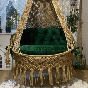 Fauteuil suspendu double en macramé doré, Fauteuil suspendu en macramé avec coussins verts, Fauteuil suspendu rond en macramé, Fauteuil suspendu en macramé, Cadeau de pendaison de crémaillère - Product Image 1