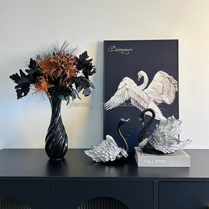 <span class=keywords><strong>Sculpture</strong></span> européenne de <span class=keywords><strong>couple</strong></span> de cygne noir en résine, décoration de bureau créative artisanale d'animaux adaptée aux mariages, à la maison et au salon - Product Image 2