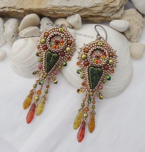 Boucles d'oreilles brodées à la main en perles de verre artisanales Khadim avec fermoirs et crochets, bijoux de mode en provenance de l'Uttar Pradesh pour femmes - Product Image 1