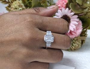 แหวนเพชรทองคำขาว 14k สำหรับผู้หญิง แหวนเพชรห้าเม็ด 1.95 กะรัต เพชรทรงเหลี่ยมมรกต เพชรเพาะเลี้ยงในห้องปฏิบัติการ แหวนหมั้นสุดหรู รับรองโดย IGI - Product Image 3